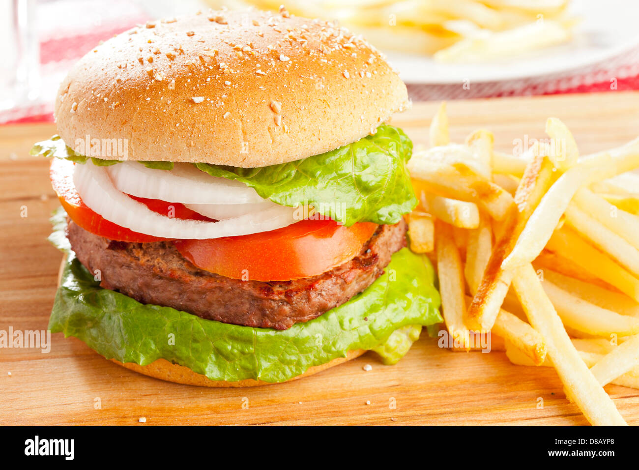 Orgánicas caseras hamburguesa con lechuga y tomate Foto de stock
