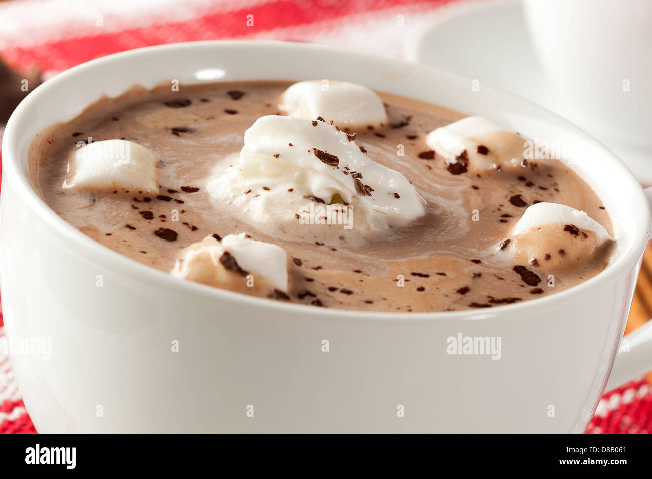 Gourmet chocolate caliente con malvaviscos y canela Foto de stock
