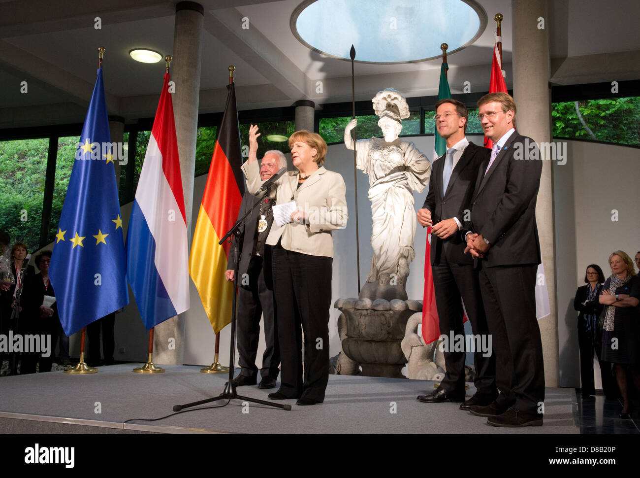 La canciller alemana, Angela Merkel, habla durante una recepción para la primera reunión del Gabinete germano-holandesa con el Alcalde de Kleve Theodor Brauer (L), así como el primer ministro holandés, Mark Rutte (2-R) y la Cancillería, Ministro Roland Pofalla (R) en el Kurhaus Museo en Kleve, Alemania, 23 de mayo de 2013. Foto: Bernd Thyssen Foto de stock