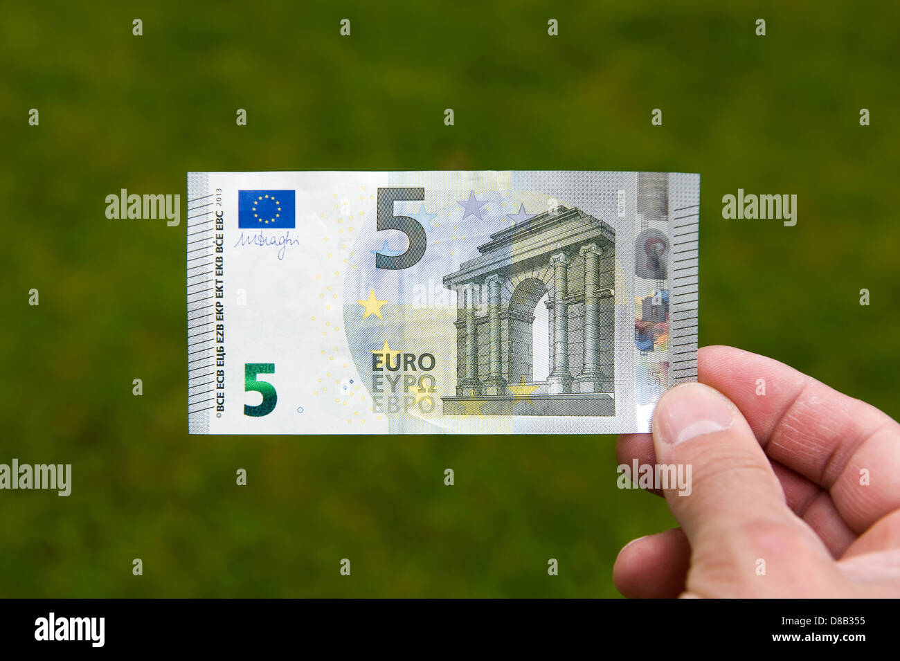 El nuevo billete de 5 euros entra en circulación el 2 de mayo