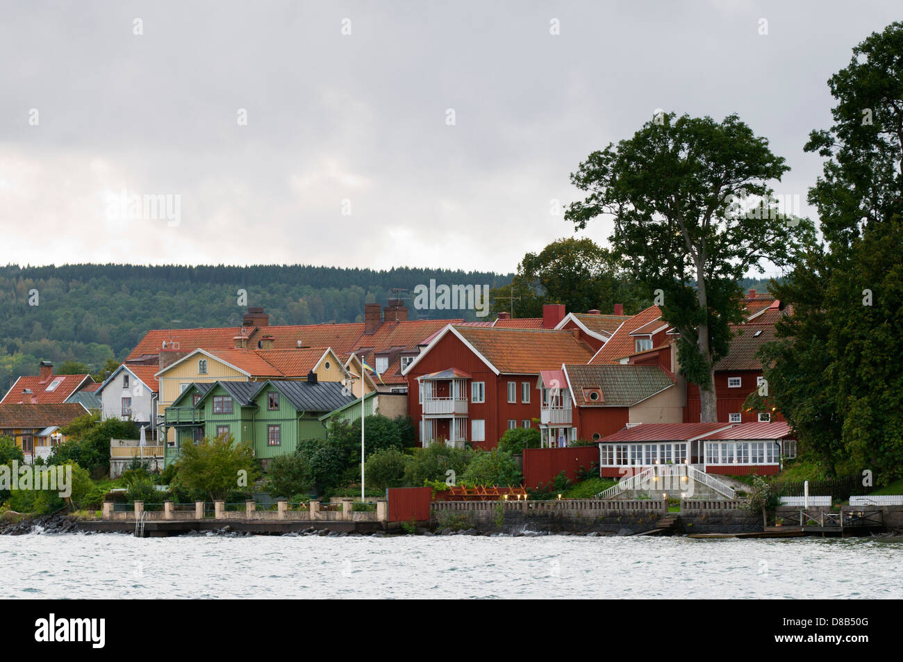 Vista de la histórica ciudad de madera Hjo por el lago Vättern en Suecia Foto de stock