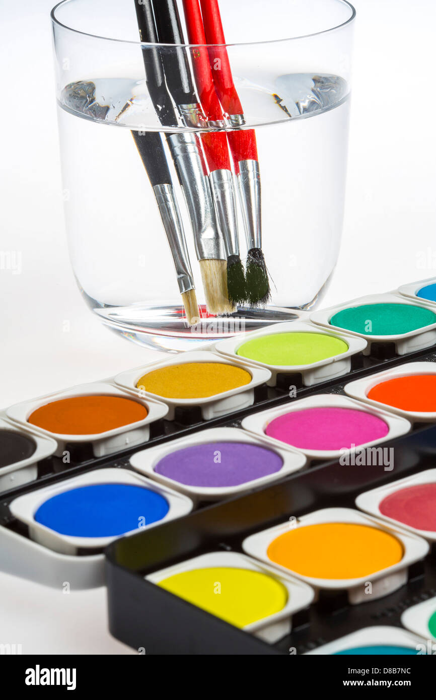 El agua cuadro colores, pinceles, diferentes colores, para pintar  Fotografía de stock - Alamy