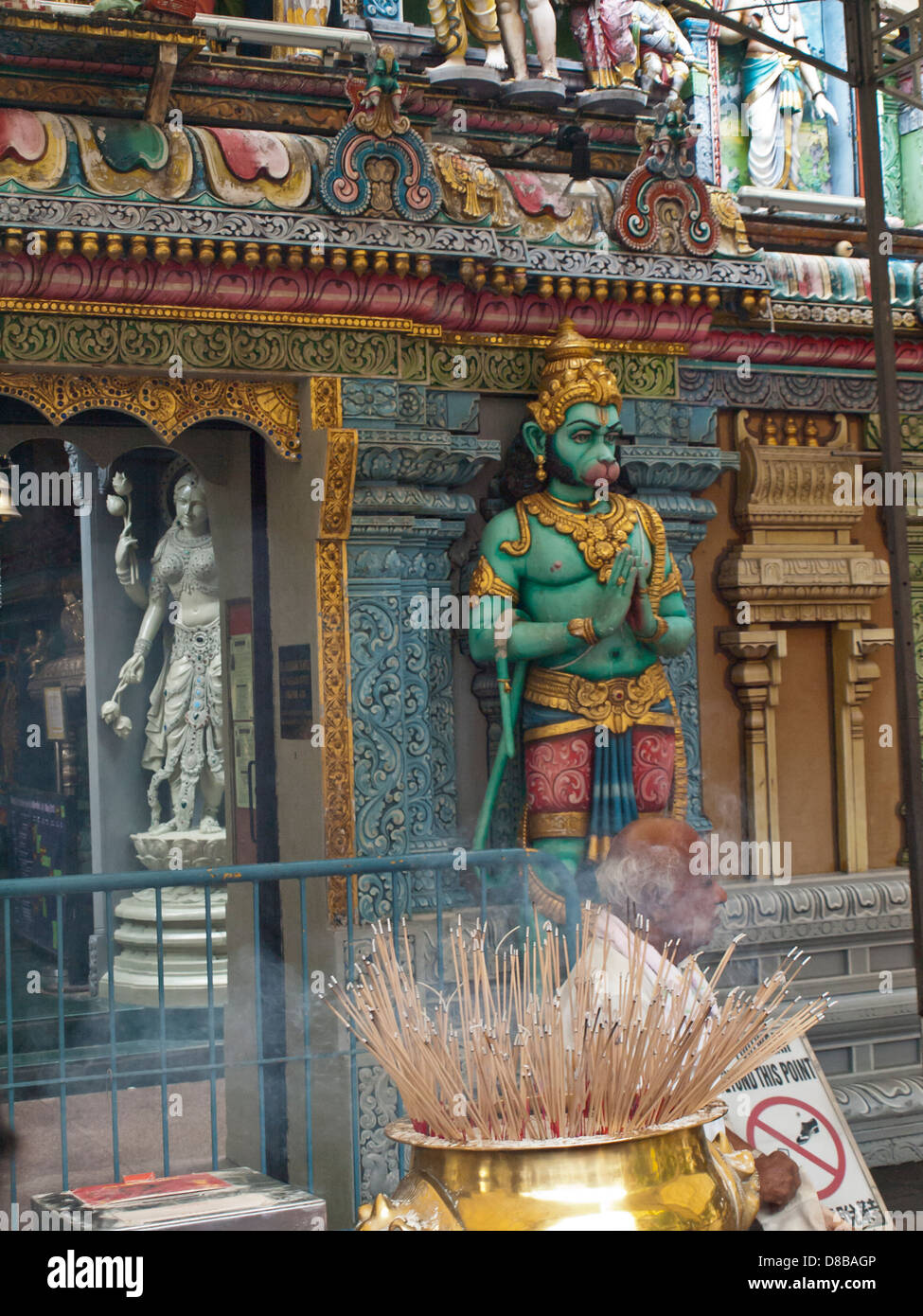 Templo de Sri Krishnan Imagen de Hanuman con incienso Foto de stock