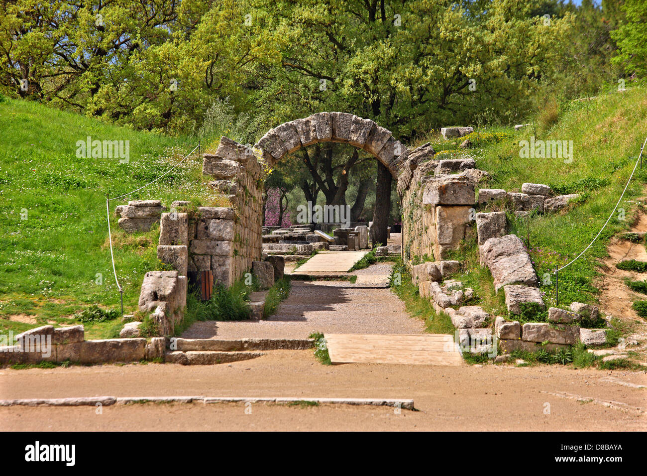 La "cripta", la entrada al estadio de la antigua Olimpia, cuna de los Juegos Olímpicos, Ilia, Peloponeso, Grecia. Foto de stock