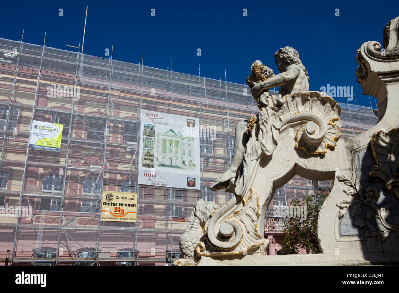 Renovación de edificios, andamios, Georgsbrunnen Fountain, Trier, Renania-Palatinado, Alemania, Europa Foto de stock