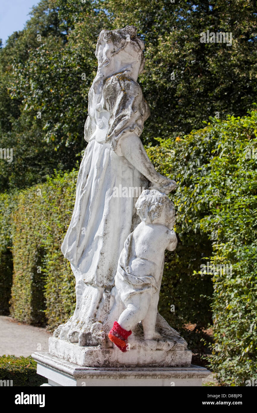 Estatua barroca vistiendo un calcetín tejidos a mano roja delante del Palacio Electoral en Trier, Renania-Palatinado, Alemania, Europa Foto de stock
