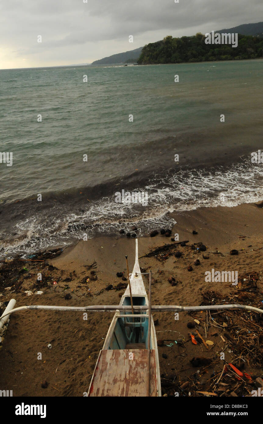 Un barco de pescadores en la costa de Puerto Galera. Stormy weather en la  isla de Mindoro, Filipinas Fotografía de stock - Alamy