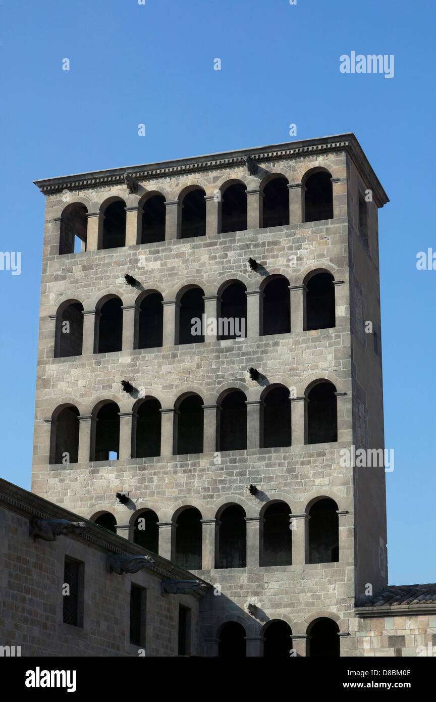 Detalle de la Torre del Rei Martí en Barcelona. Barrio Gótico. Ventanas de arco. Detalles de la arquitectura de piedra Foto de stock