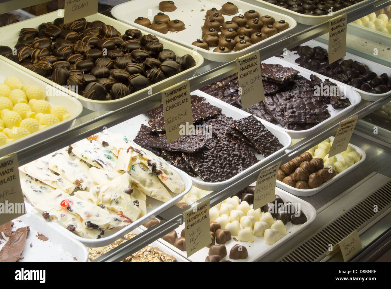 Chocolate hecho en casa en la pantalla en la chocolatería, Tobermory Foto de stock