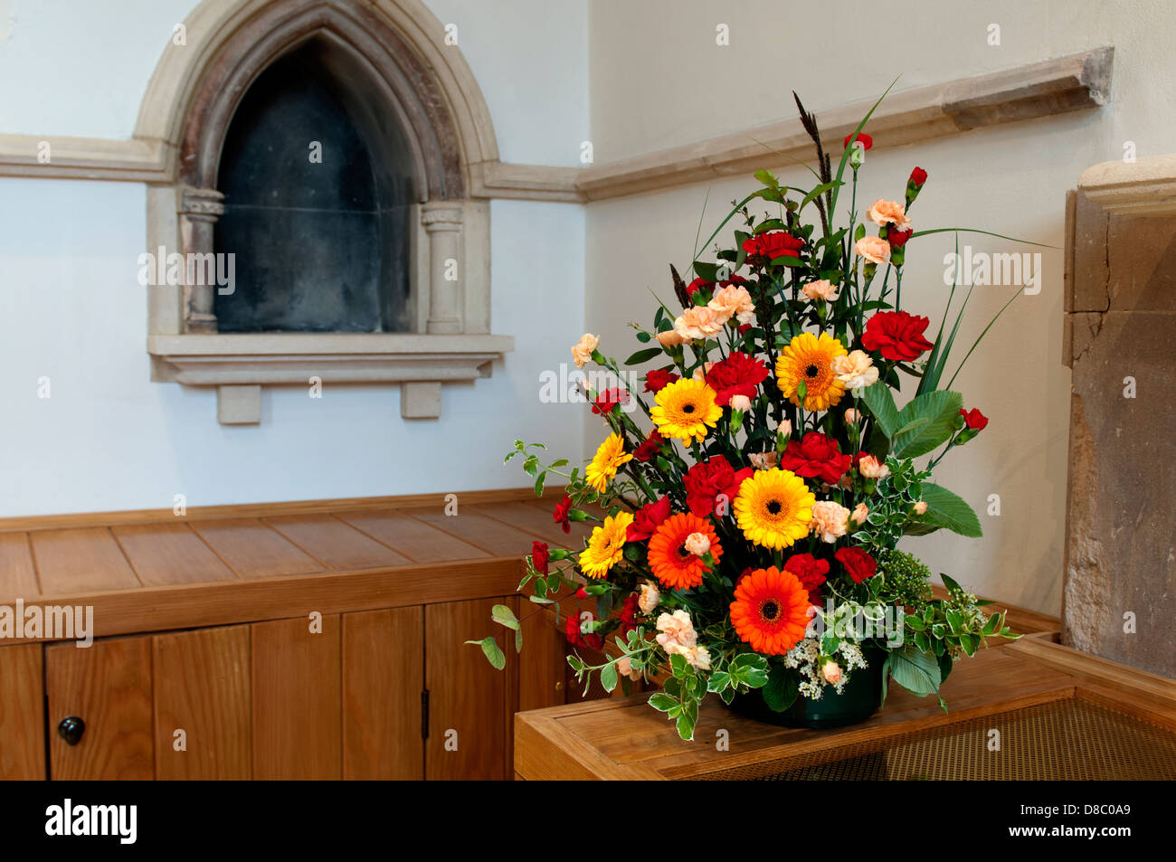 Flowers arrangement church fotografías e imágenes de alta resolución -  Página 3 - Alamy