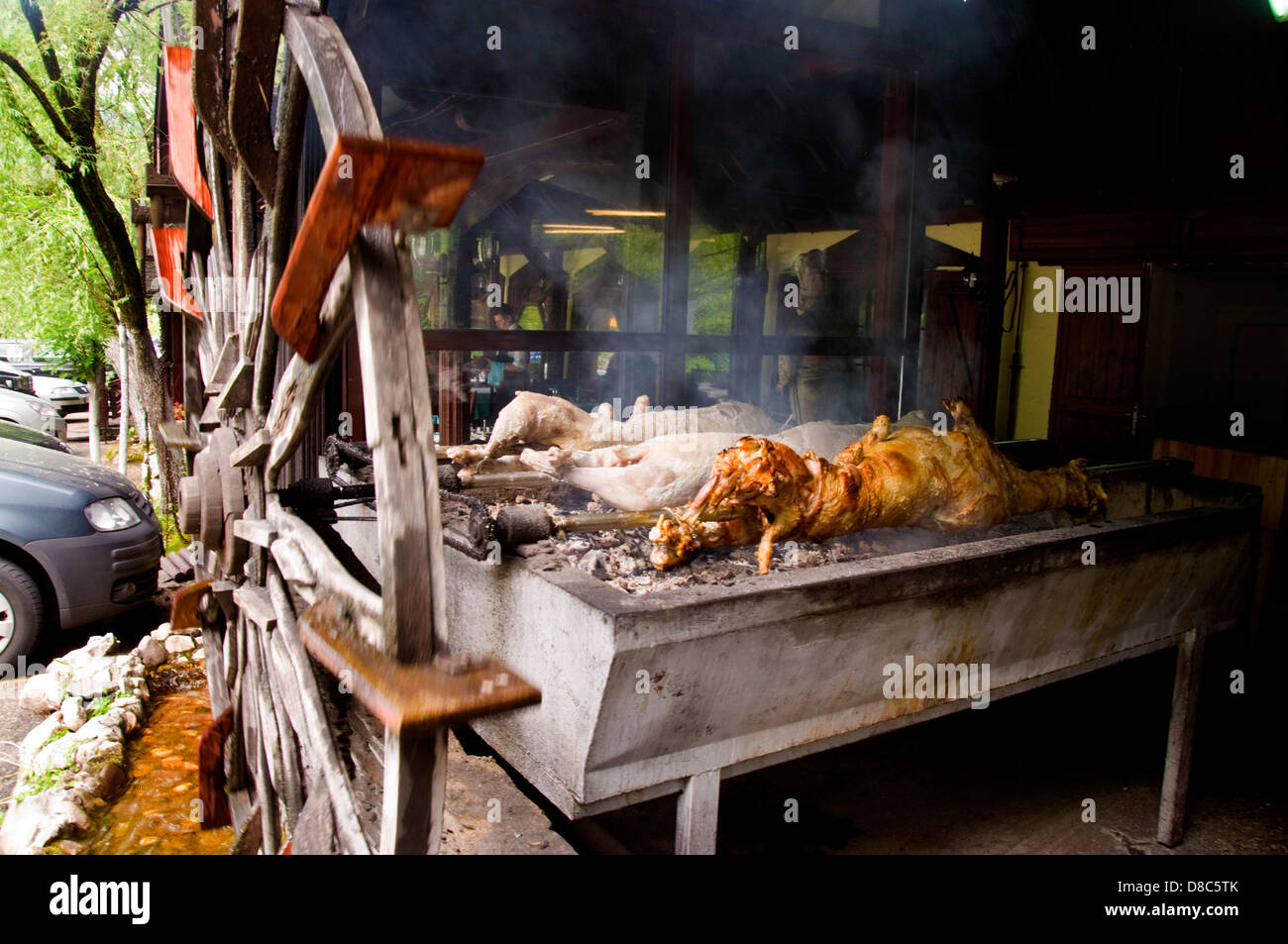 Cordero asado en una rueda de agua impulsada escupen Zdrava Voda Restoran  en Jablanica en Bosnia Herzegovina Fotografía de stock - Alamy