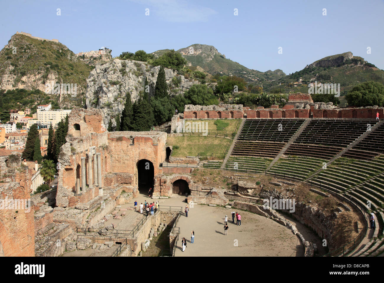 Italia, Sicilia, Taormina, el Teatro Griego, el castillo sarraceno, personas Foto de stock