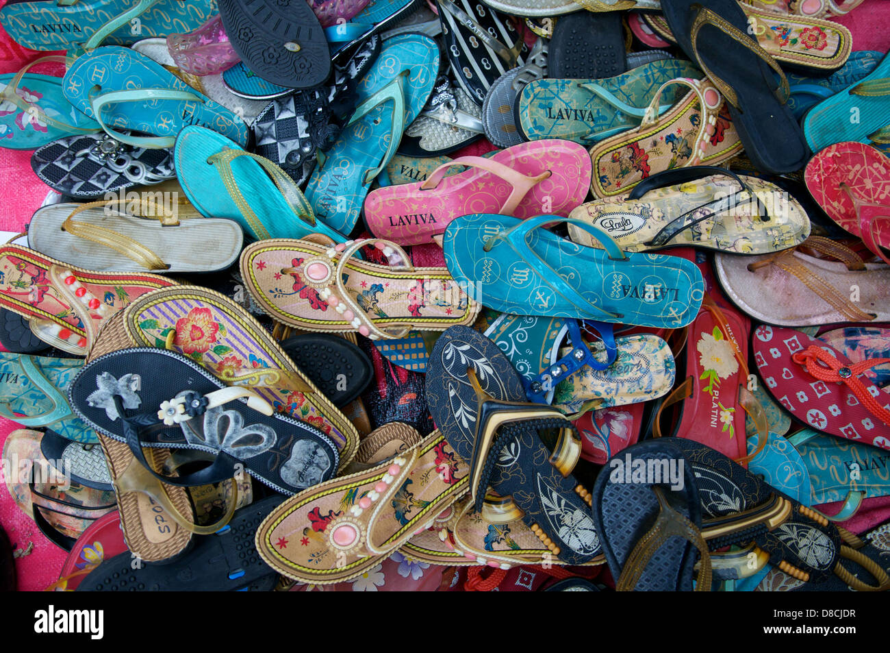 Coloridas sandalias para la venta en el mercado local, Nahualá, Sololá,  Guatemala. © Kraig Lieb Fotografía de stock - Alamy
