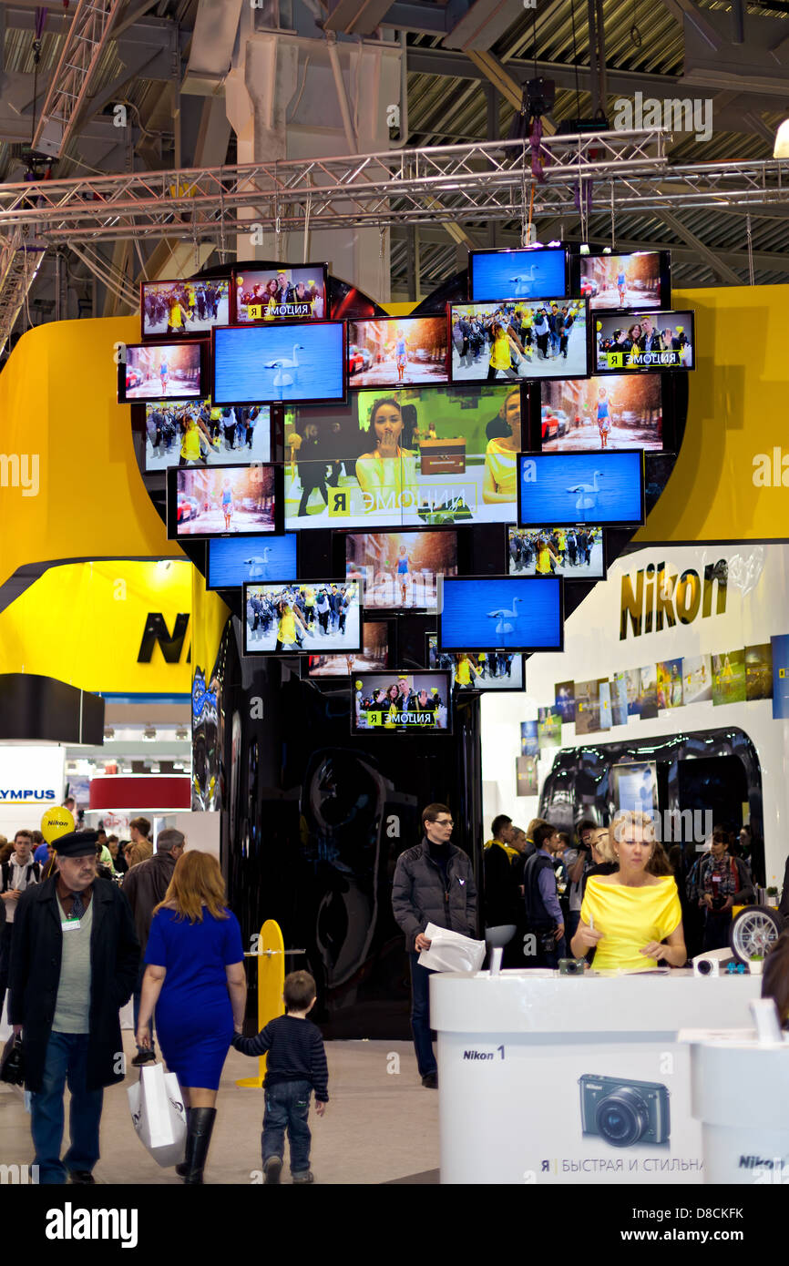 Stand de Nikon en Consumer Electronics & Photo Expo, 14 de abril de 2013 en Moscú, Rusia. Foto de stock