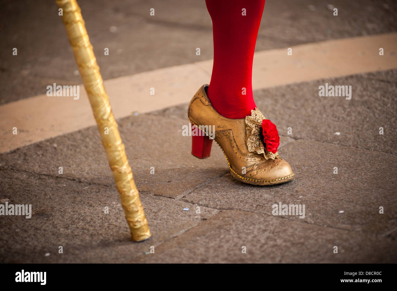 Detalle de los zapatos en un disfraz de carnaval, Venecia, Italia  Fotografía de stock - Alamy