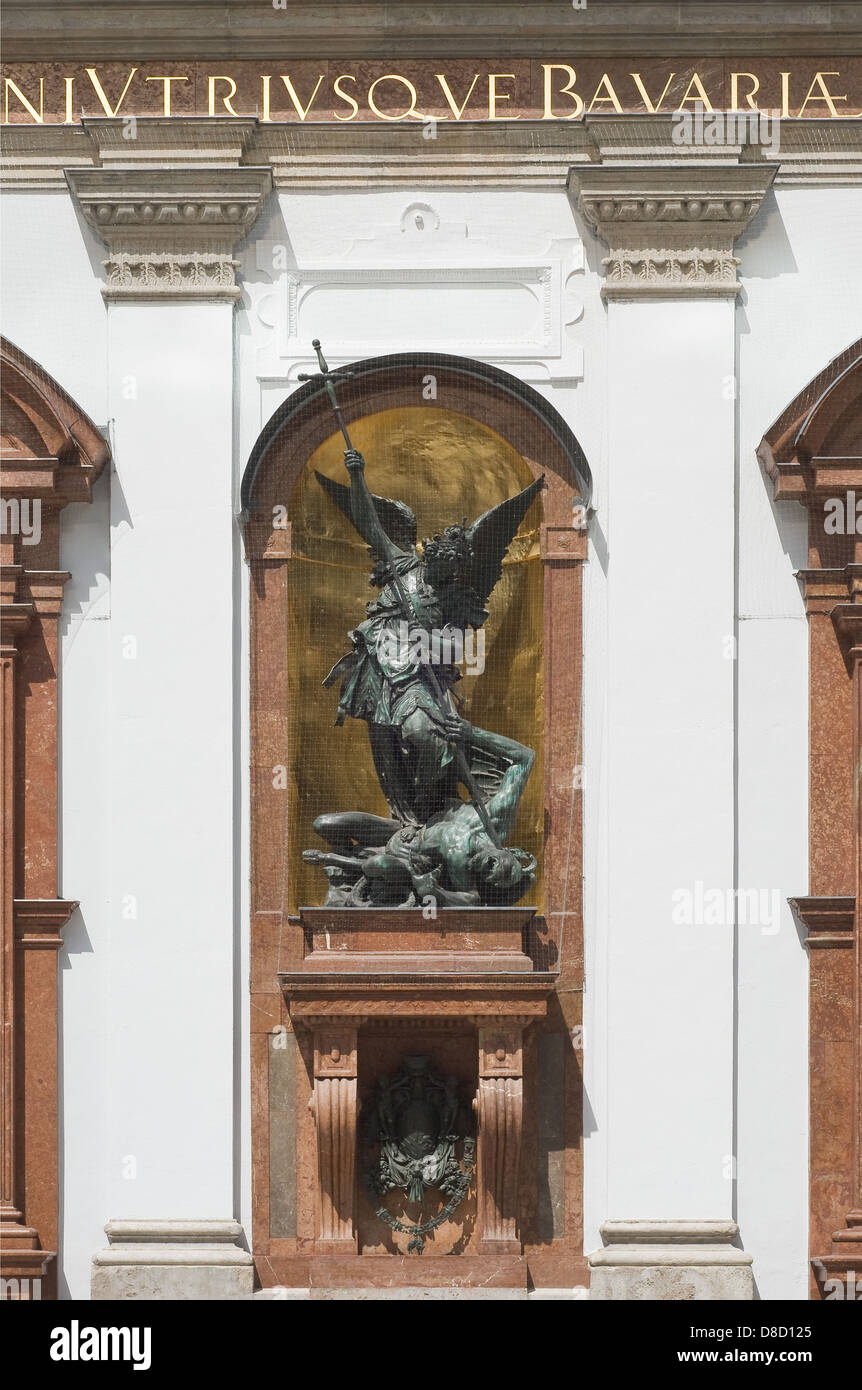 San Miguel derrota a Satanás en la Iglesia de San Miguel en Munich Alemania Foto de stock
