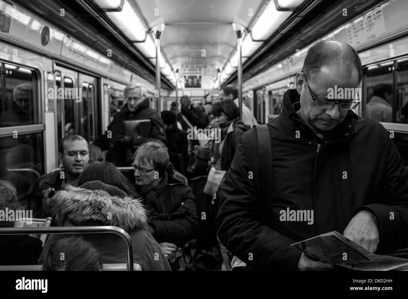 Hombre leyendo en el Metro de París en tren subterráneo Fotografía de