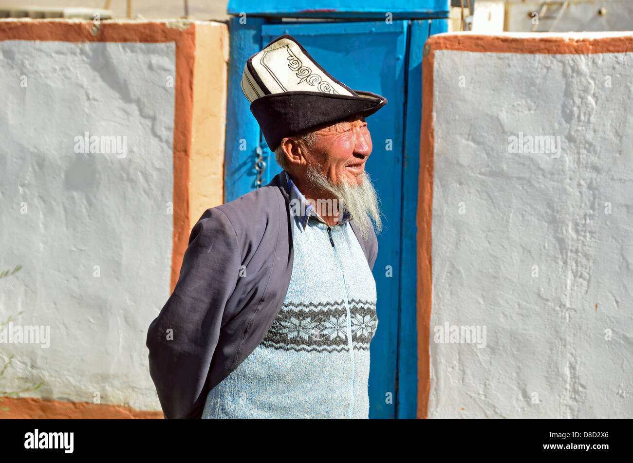 Kirguises viejo con sombrero tradicional de Kirguistán en Alichur village Foto de stock
