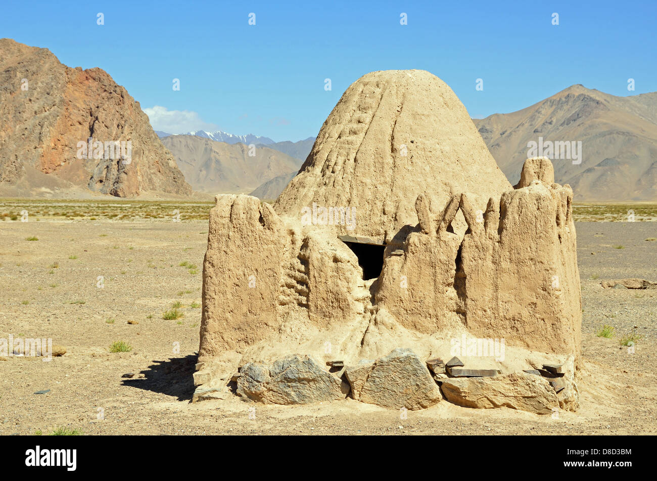 Tumba antigua hecha de ladrillos de barro simple en la meseta de Pamir Foto de stock
