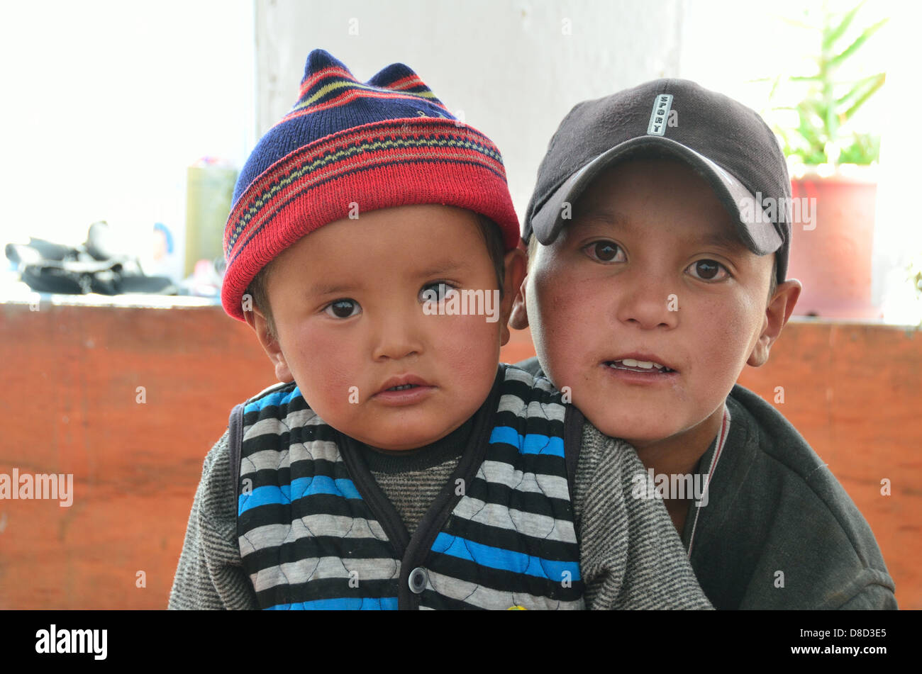 Los niños de Kirguistán en el pueblo de Kirguistán Murgab de Tayikistán Foto de stock