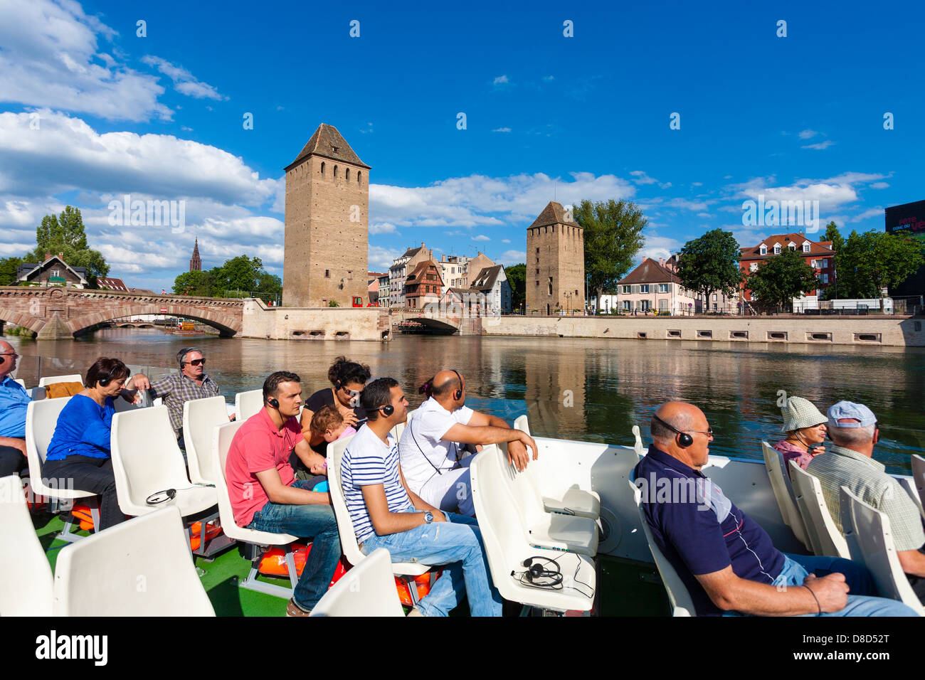 Vista desde el barco turístico a lo largo del río Ill y Ponts Couvers / puentes cubiertos en el distrito de Petite France de Estrasburgo, Alsacia, Francia Foto de stock