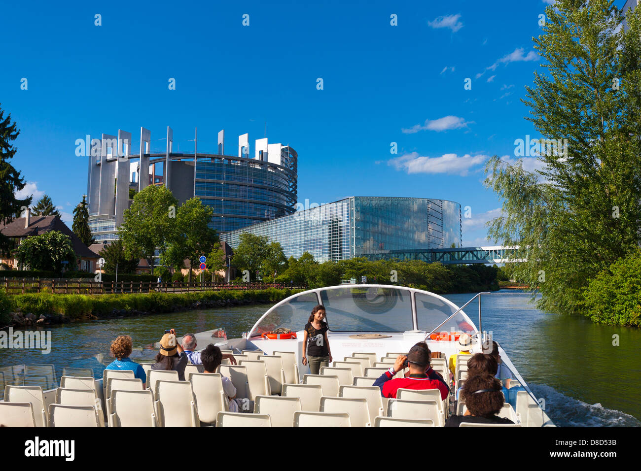 Vista desde el barco turístico sobre el rio Ill, y el Parlamento Europeo de Estrasburgo, Alsacia, Francia Foto de stock