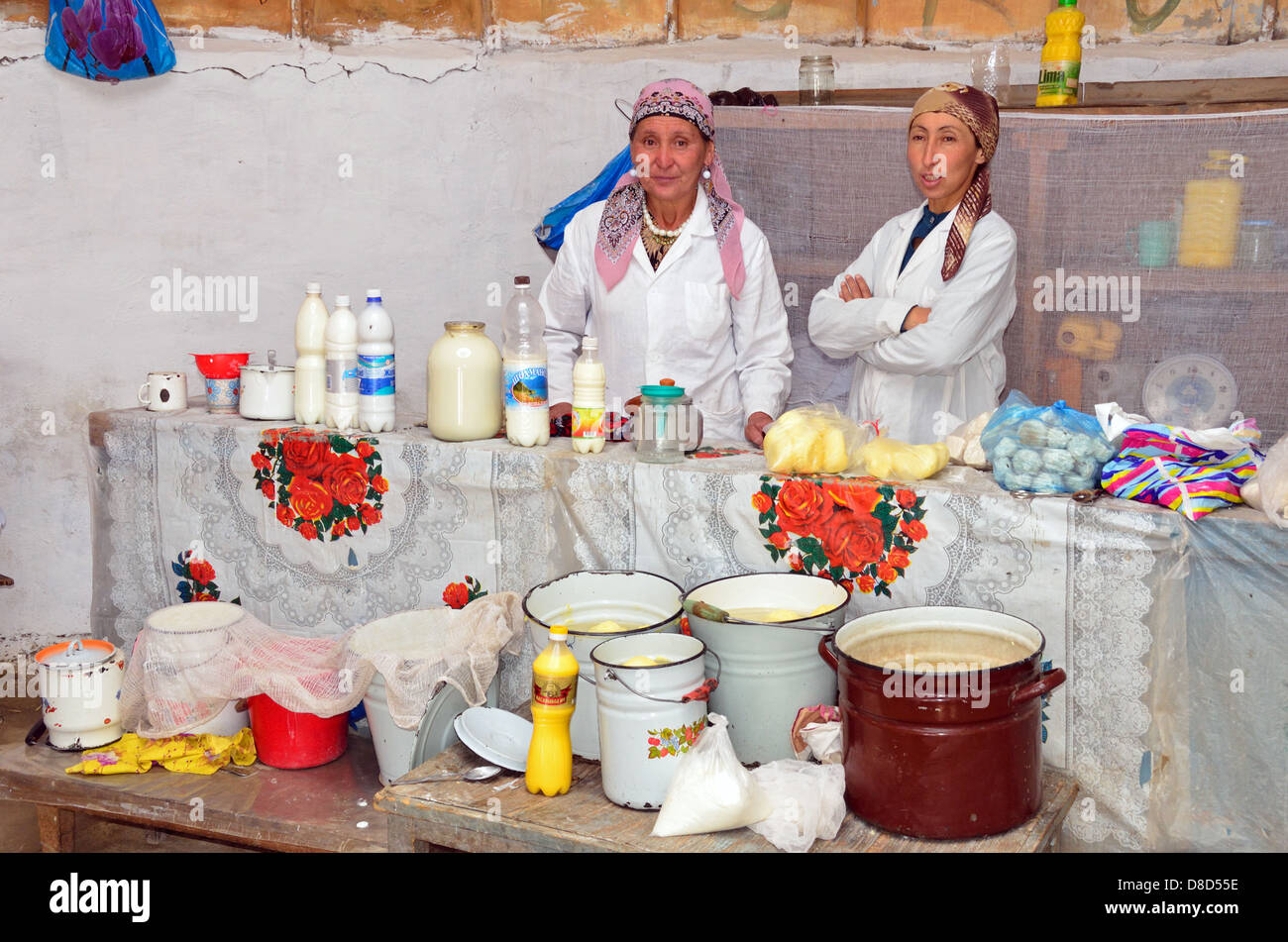 Las mujeres kirguisas vendiendo productos lácteos en el mercado de Murgab, una ciudad de Kirguistán de las montañas del Pamir. Foto de stock