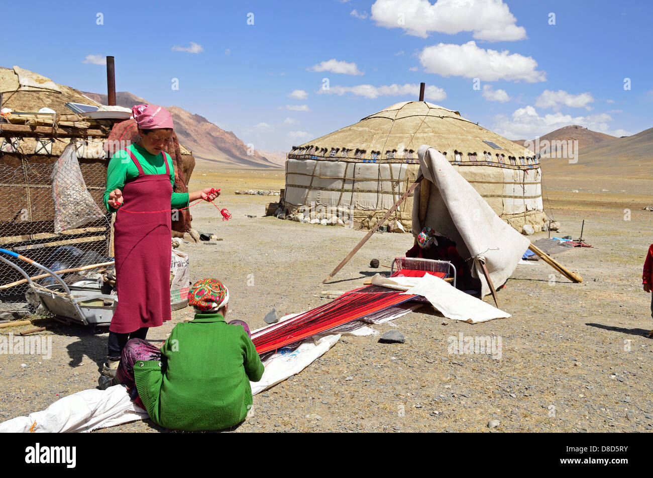 El tejido de alfombras en las montañas del Pamir por nómadas Kyrgyz Foto de stock
