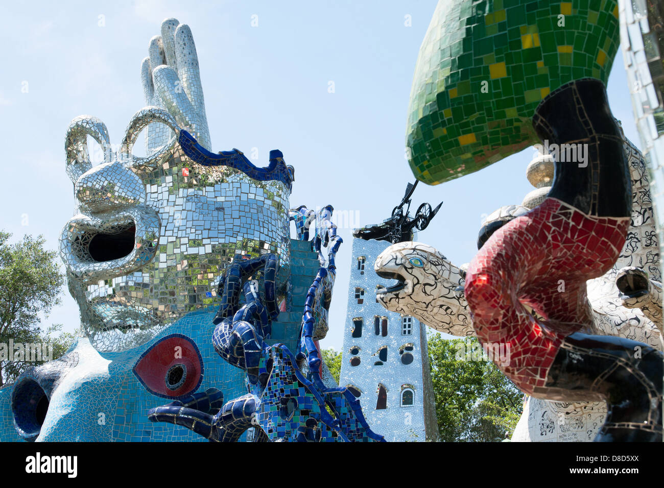 Jardín del Tarot, un jardín de esculturas creadas por Niki de Saint Phalle  en Porto Ercole, Toscana, Italia, Europa - Giardino dei Tarocchi Fotografía  de stock - Alamy