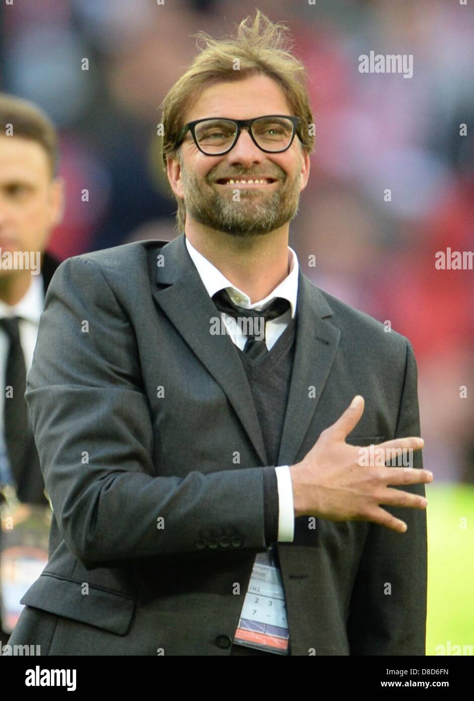El entrenador del Dortmund, Juergen Klopp gestos antes de la final de la Liga de Campeones de fútbol de la UEFA entre el Borussia Dortmund y el Bayern de Múnich, en el estadio de Wembley en Londres, Inglaterra, 25 de mayo de 2013. Foto: Andreas Gebert/dpa +++(c) dpa - Bildfunk+++ Foto de stock