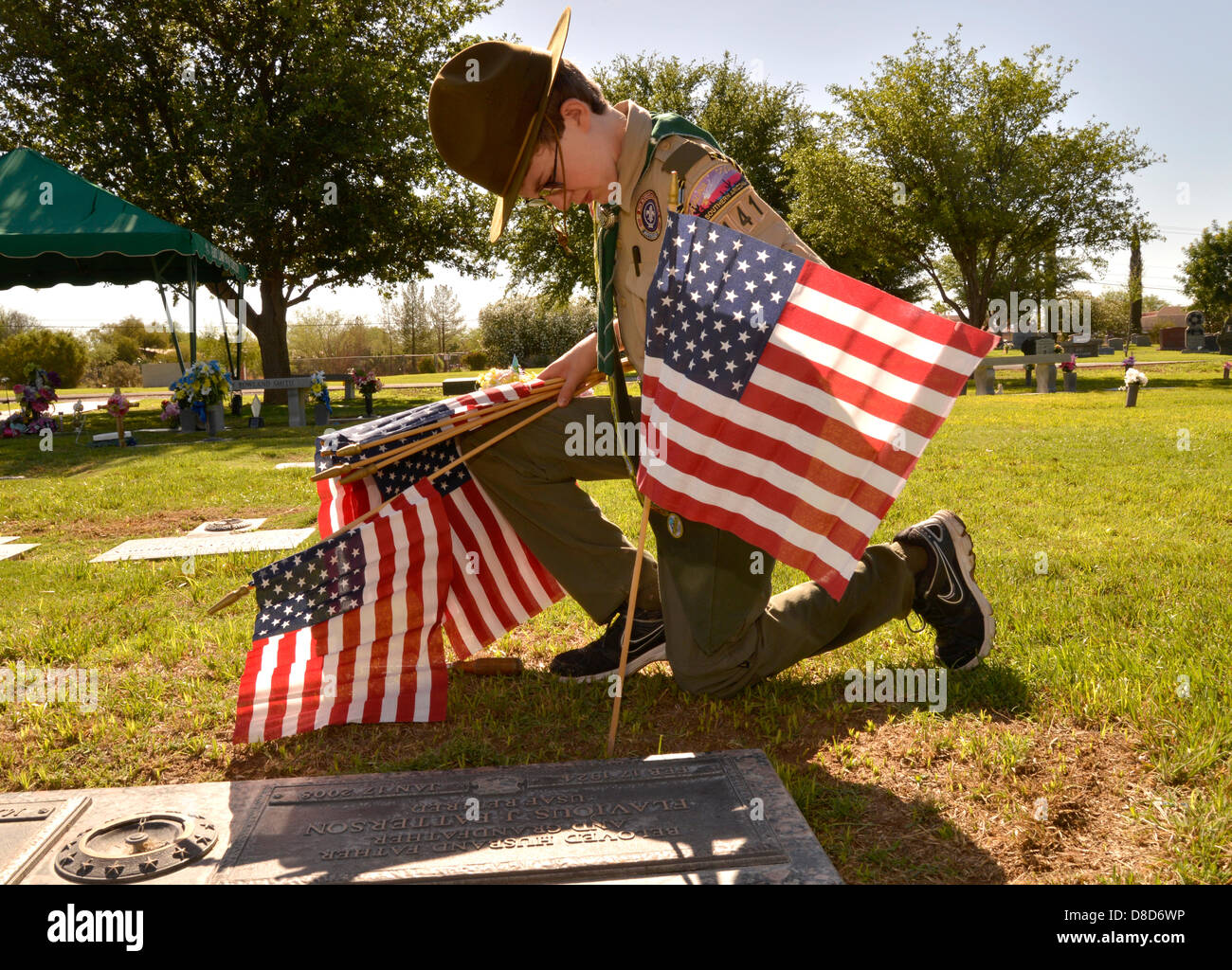 Palmas césped este cementerio, Tucson, Arizona, EE.UU. El 25 de mayo de  2013. Boy Scout, Ray Langlais, 13 de los 141 lugares de tropas del Consejo  de Catalina banderas en Mayo 25,