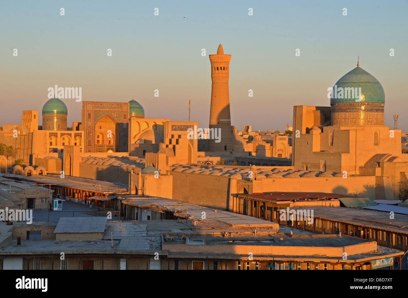 Minarete Kalon y Kalon Mezquita (a la derecha) y Mir-i-Árabe Medressa (a la izquierda) en Bujara Foto de stock
