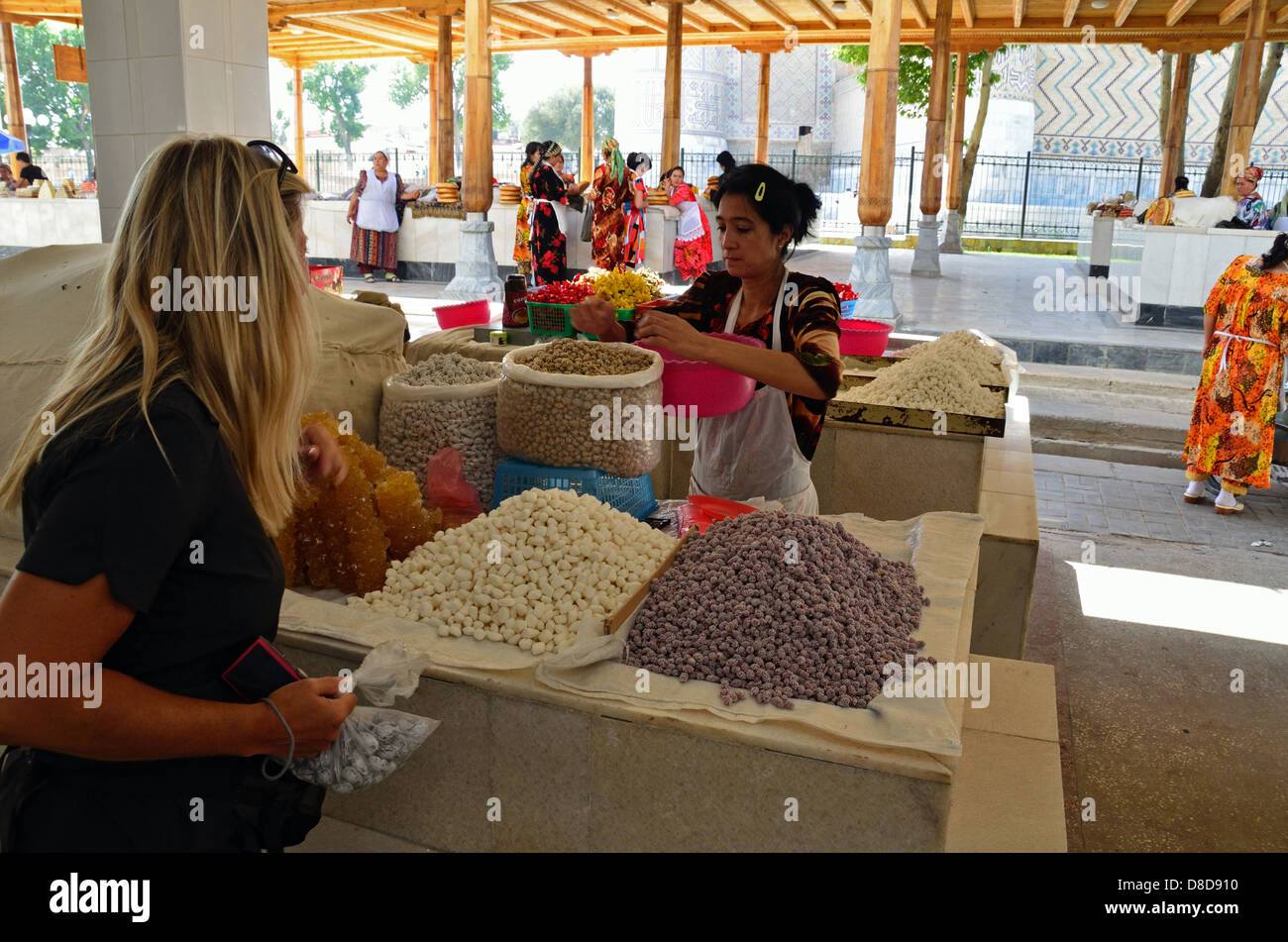 La mujer uzbeka vender dulces en Siob Bazar en Samarcanda Foto de stock