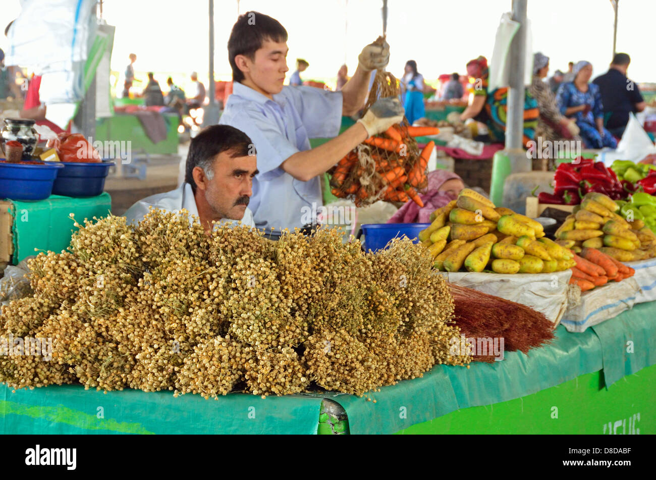 Hombre vendiendo plantas secas en Tashkent Bazar Chorsu Foto de stock