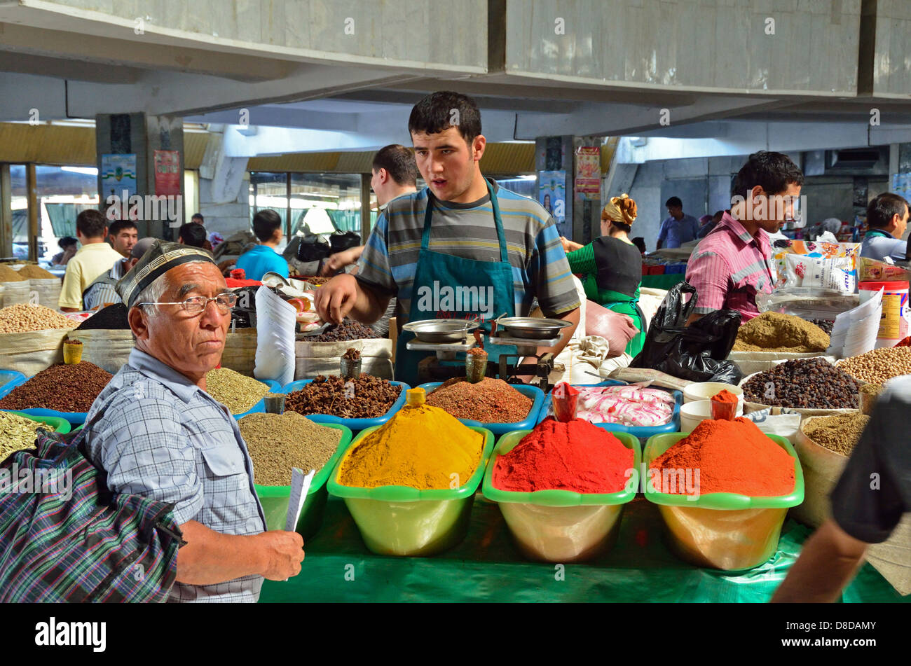Mujer vendiendo especias en Tashkent Bazar Chorsu Foto de stock