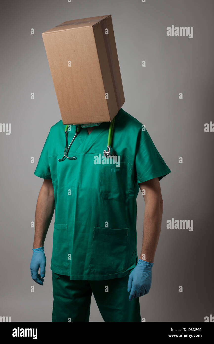 Doctor con caja de cartón en la cabeza uniforme verde Foto de stock