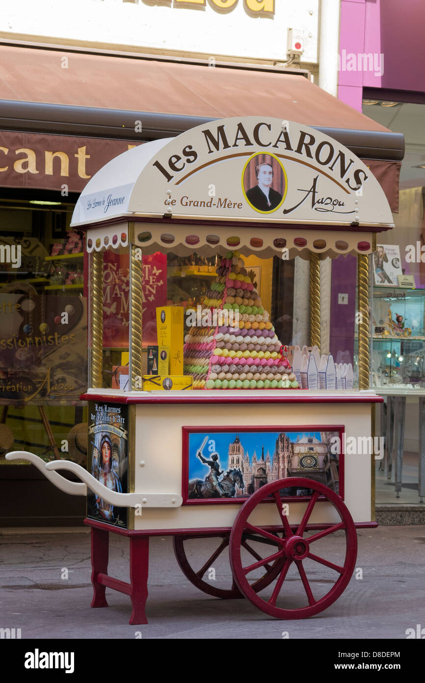 Macaron mostrar fuera de la tienda: Les Macarons de Grand'Mère Auzou,  Rouen, Alta Normandía, Francia Fotografía de stock - Alamy