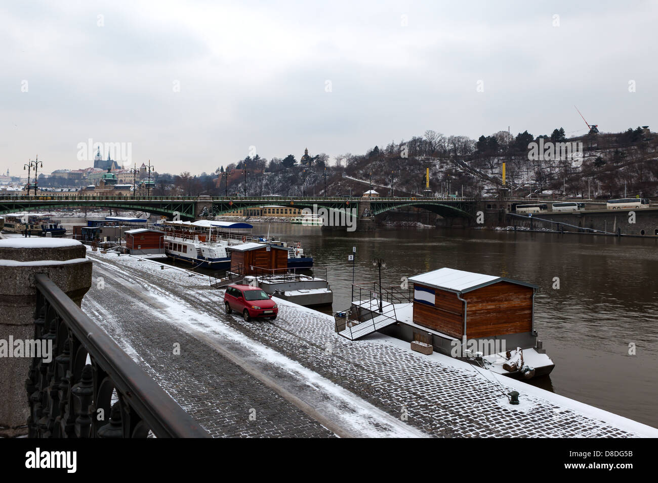 El puente sobre el río Moldava en Praga, República Checa Foto de stock