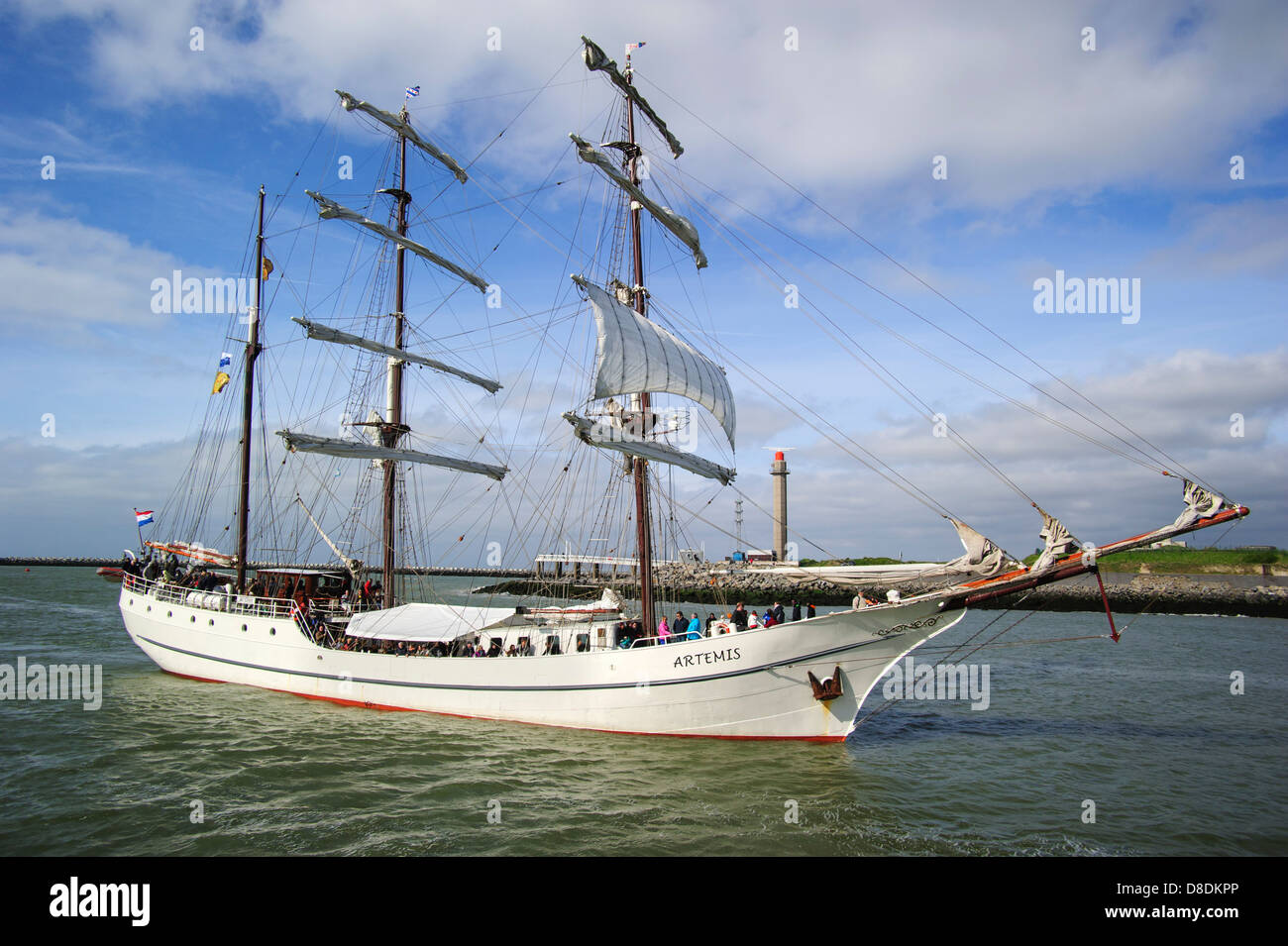 Tres mástiles Artemis barca durante el festival marítimo Oostende voor Anker / Ostende en el ancla de 2013, Bélgica Foto de stock