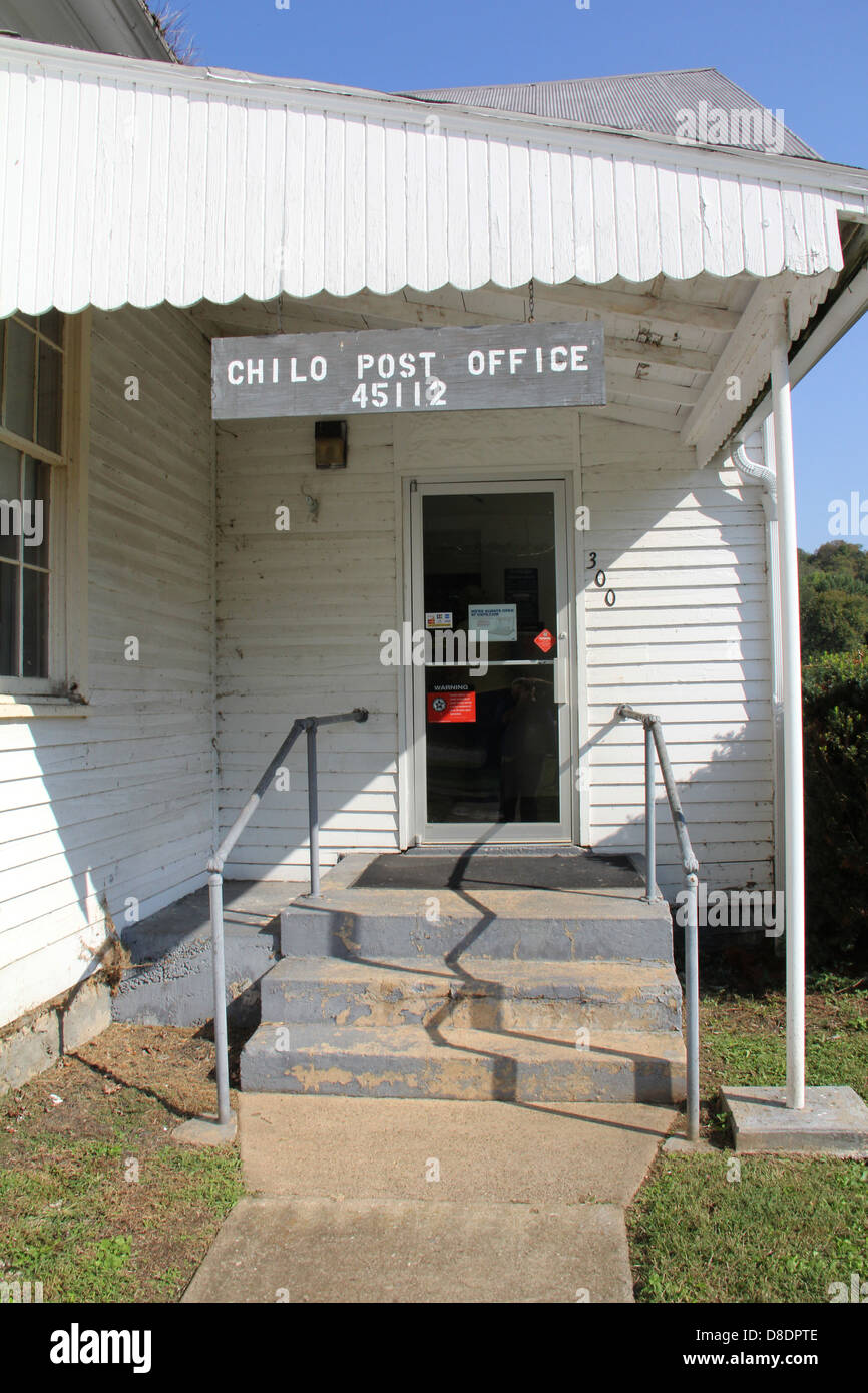 Ciudad pequeña oficina de correos Chilo Ohio satisfacer socializar hablar rural reunión cerca de cierre Foto de stock