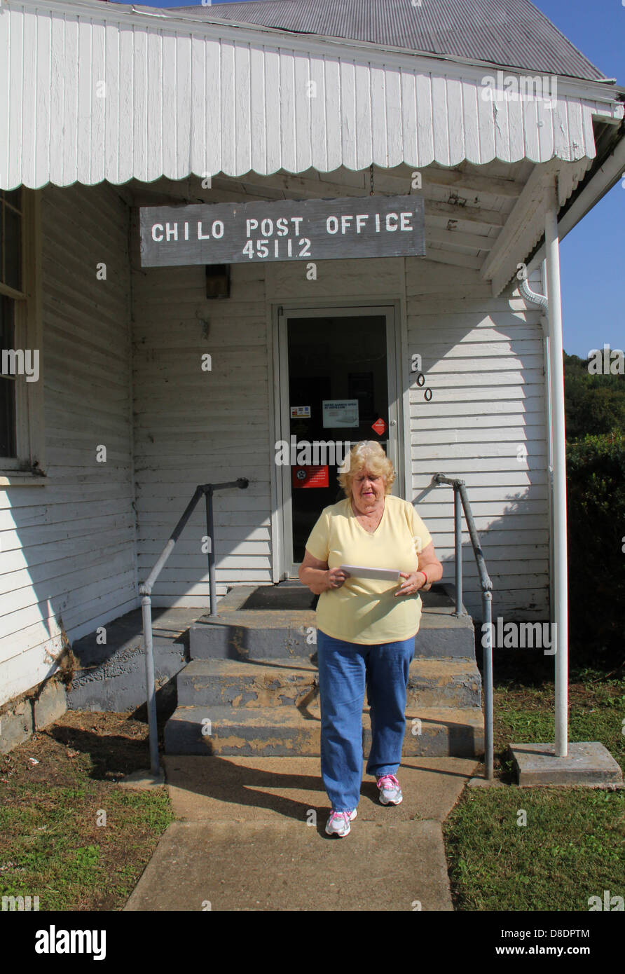 Ciudad pequeña oficina de correos Chilo Ohio satisfacer socializar hablar rural reunión cerca de cierre Foto de stock