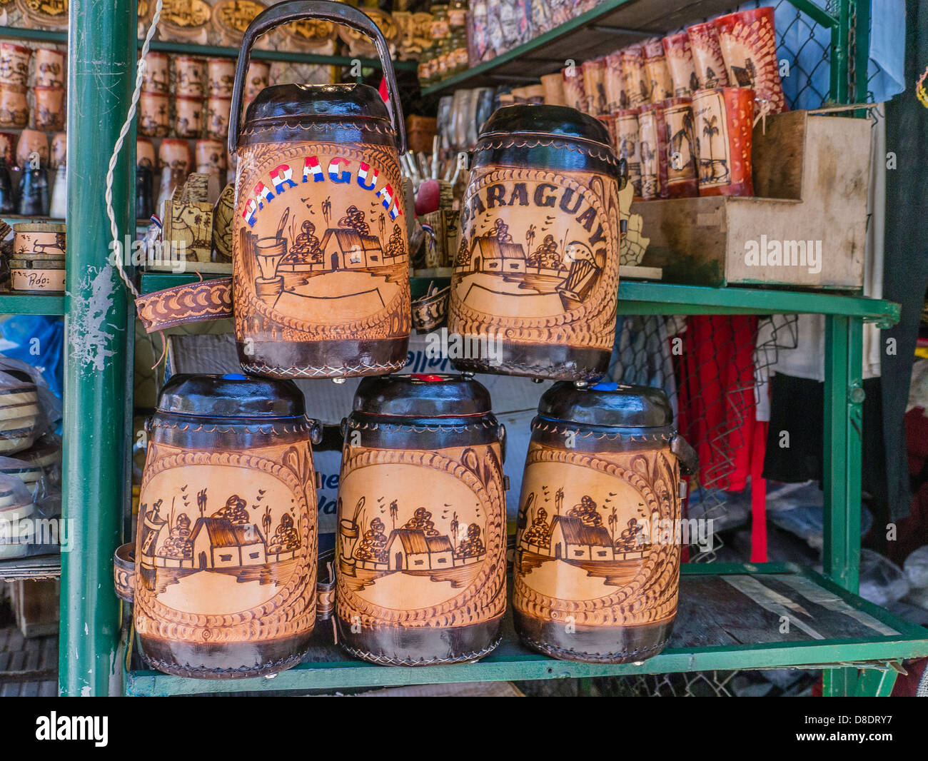 Botellas termo cuero estampada en la pantalla para la venta en un stand del  proveedor en un mercado al aire libre en Asunción Fotografía de stock -  Alamy
