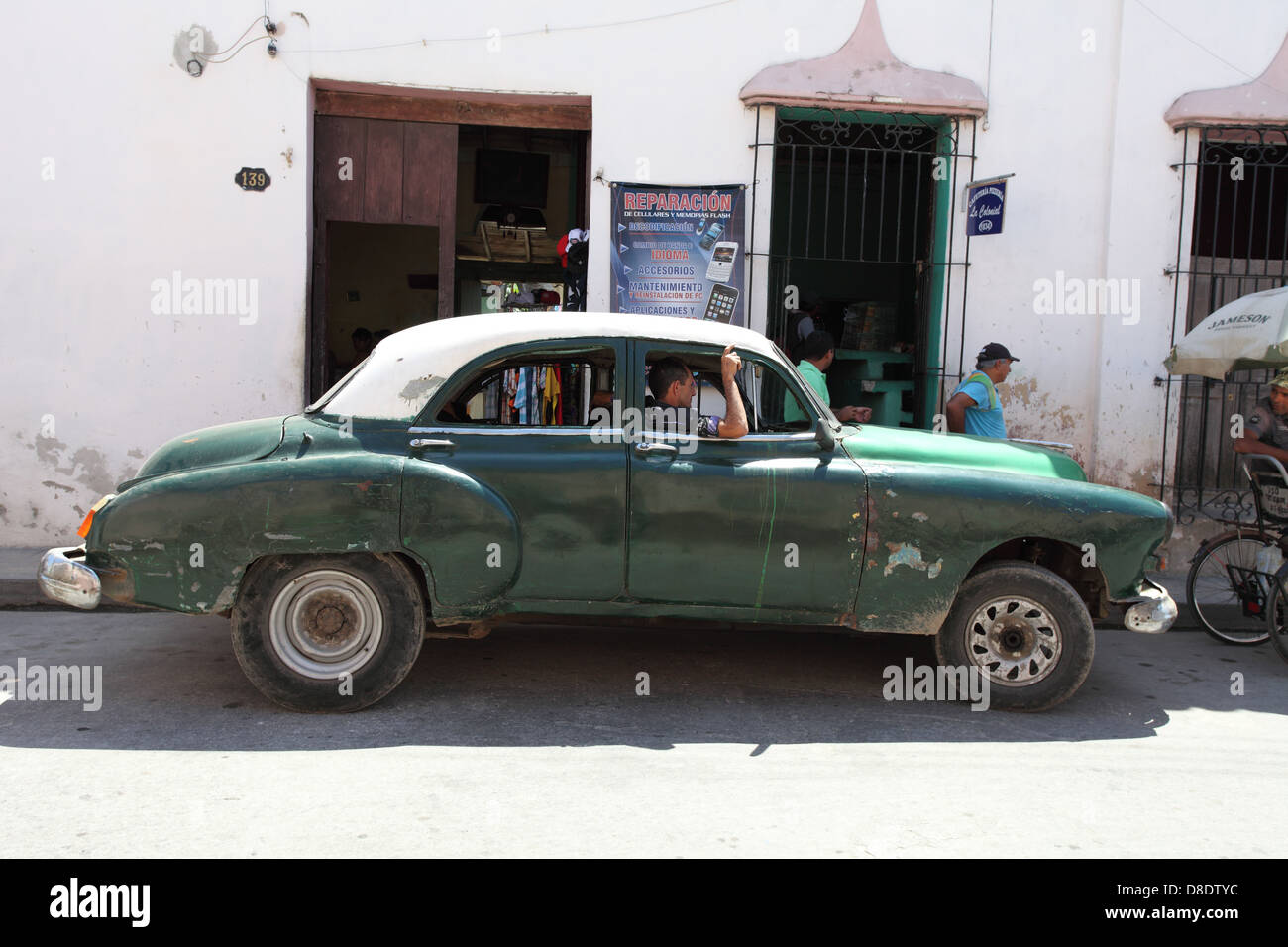 Viejo clásico típico coche americano en una calle en Holguín, Cuba Foto de stock