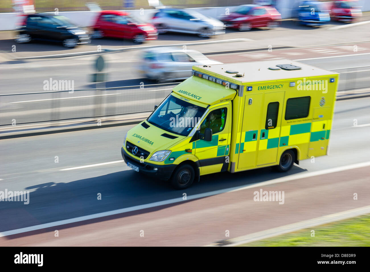 Ambulancia en llamada de emergencia de NHS. Exceso de velocidad Foto de stock