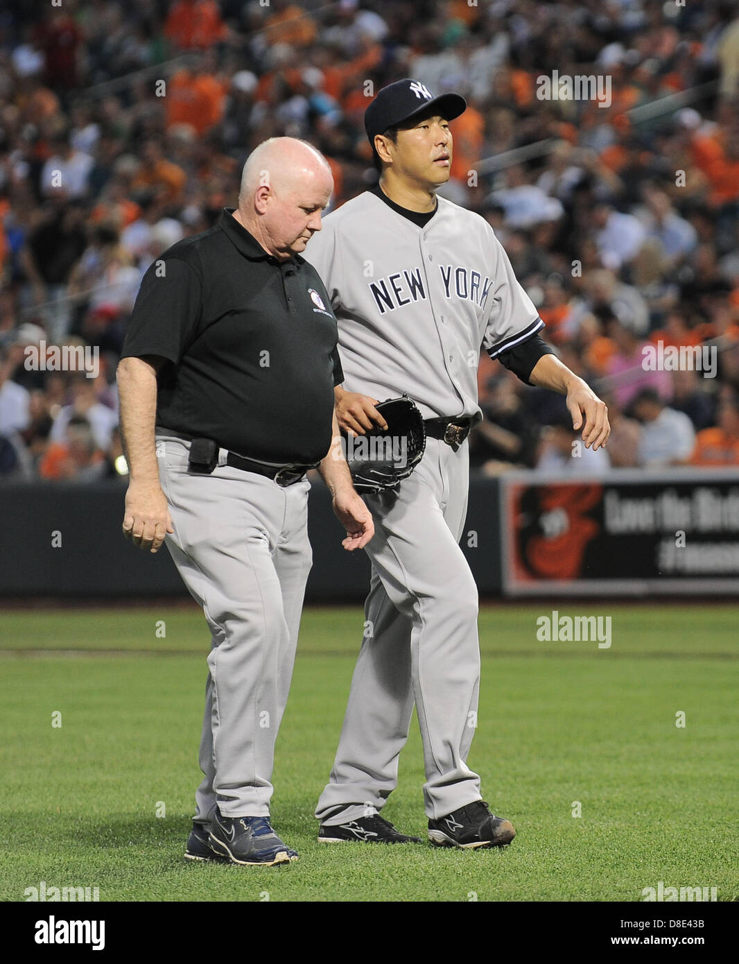 Hiroki Kuroda (Yankees), 22 de mayo de 2013 - MLB : Pitcher Hiroki Kuroda,  de los Yankees de Nueva York deja el montículo con cabeza entrenador Steve  Donohue en la tercera entrada