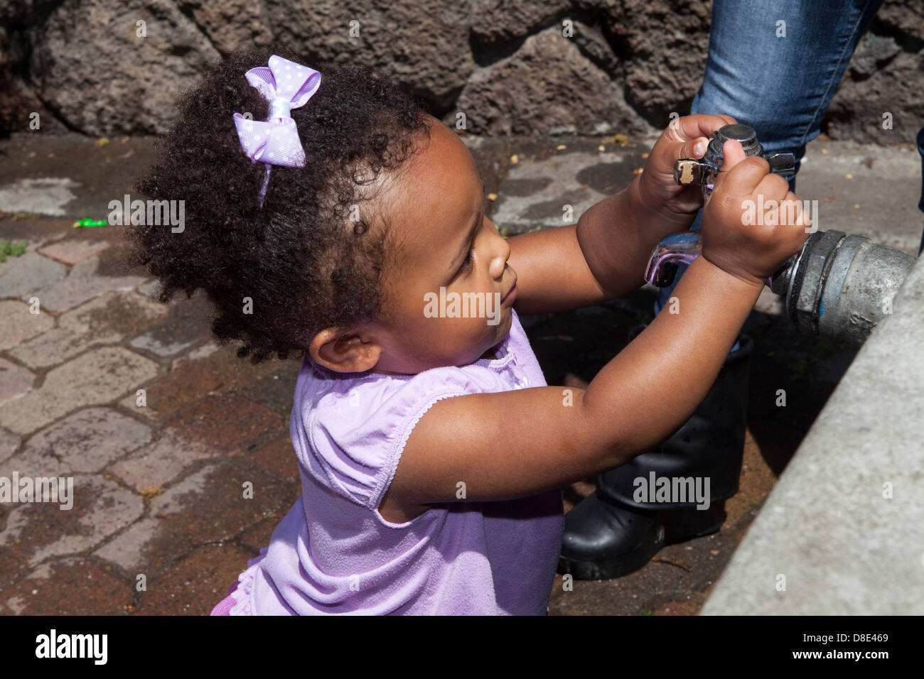 Poco afroamericano niño niña jugando a Finley Park, Santa Rosa, California, EE.UU. Foto de stock