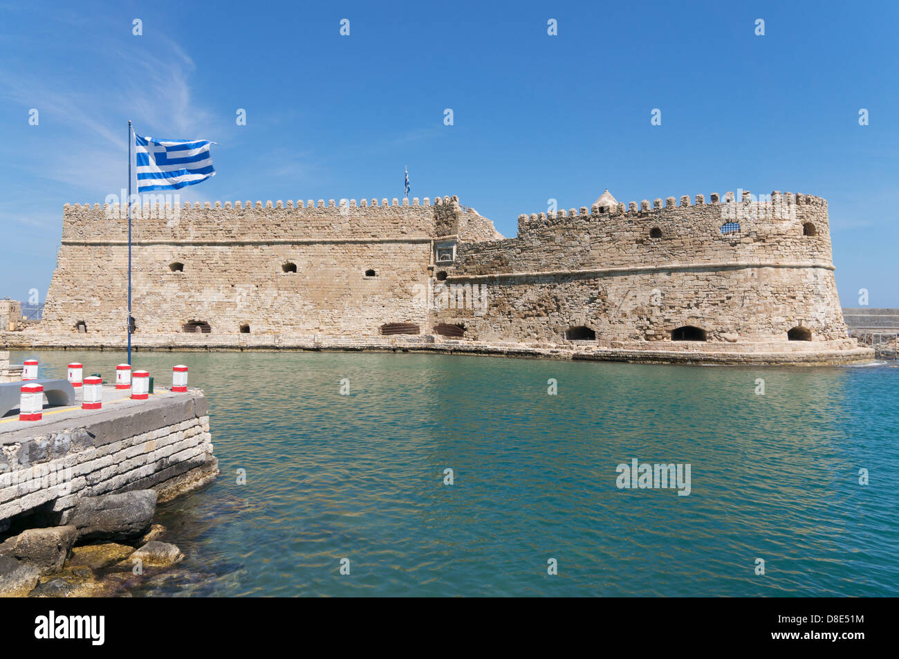 Bandera griega antes de la fortaleza veneciana de Rocca al Mare o Koules, Heraklion, Creta, Grecia Foto de stock