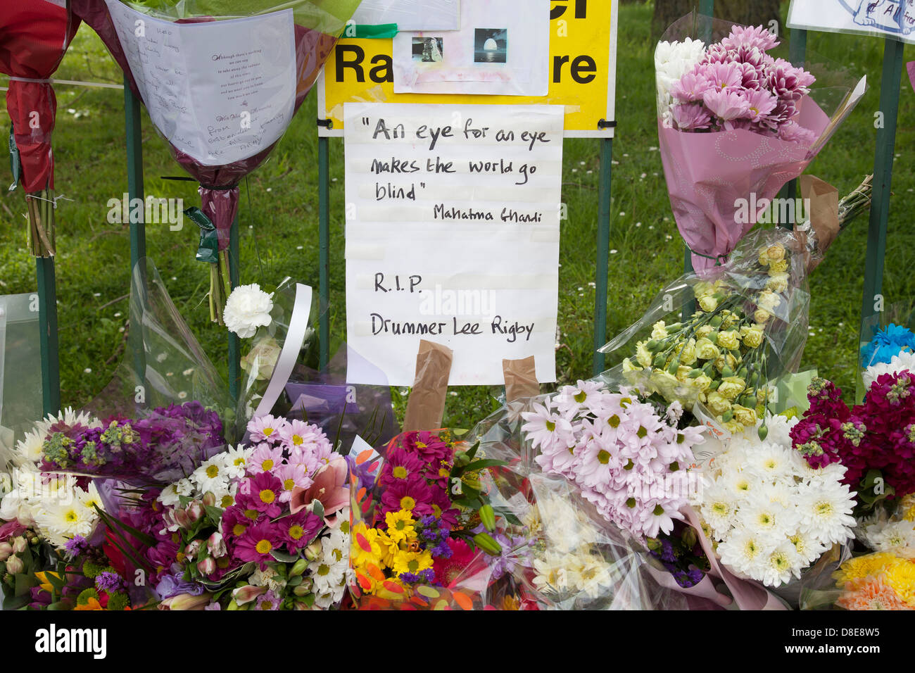 Woolwich matando. Flores en el monumento al baterista Lee Rigby en el sitio donde fue asesinado. Londres, Reino Unido. Foto de stock