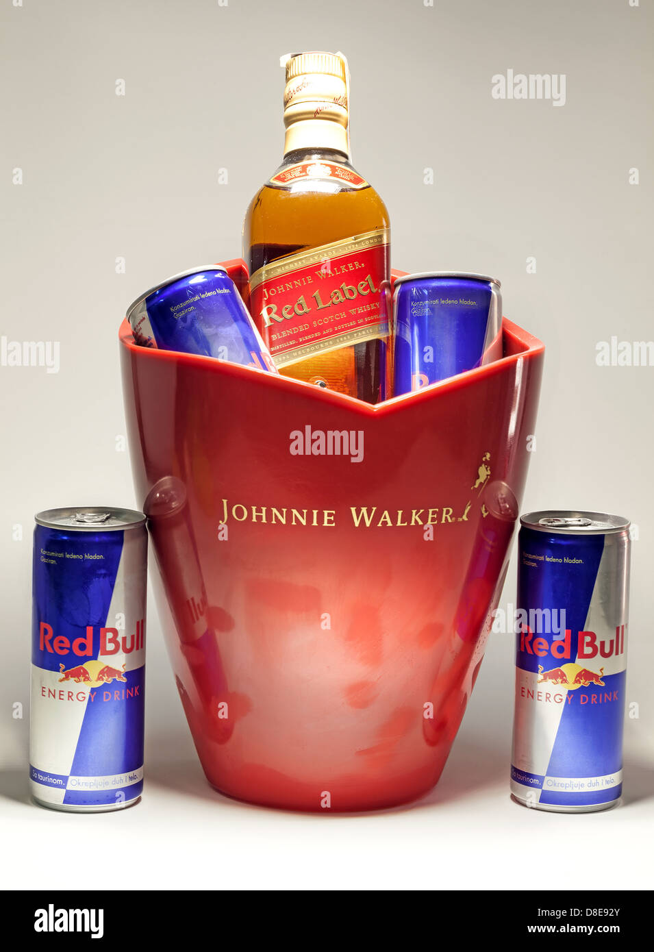 Cacak, Serbia - Mayo 20, 2013: cuatro latas de Red Bull y Johnnie Walker  whisky, studio aislados Fotografía de stock - Alamy