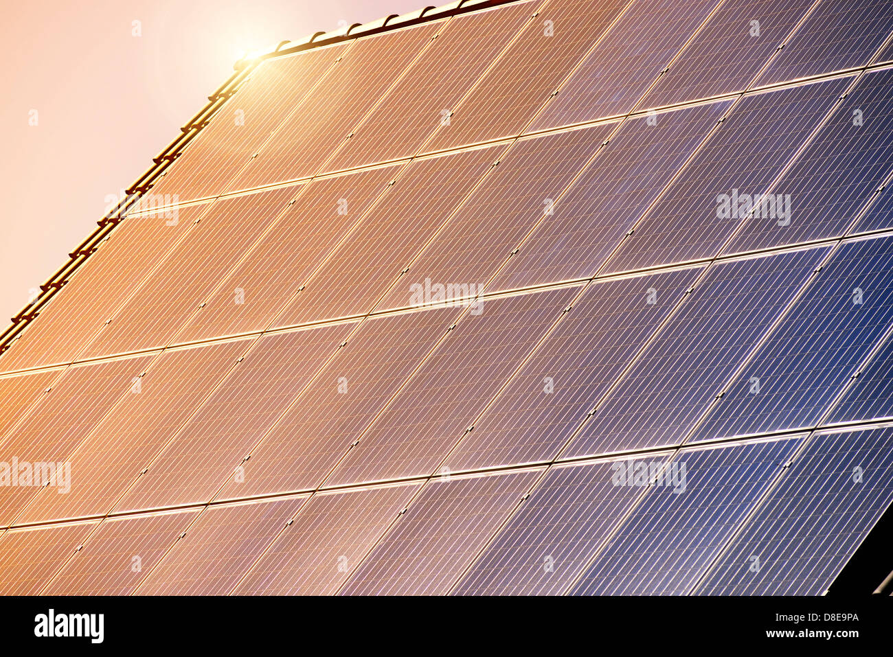 Techo con paneles solares, la energía solar Foto de stock